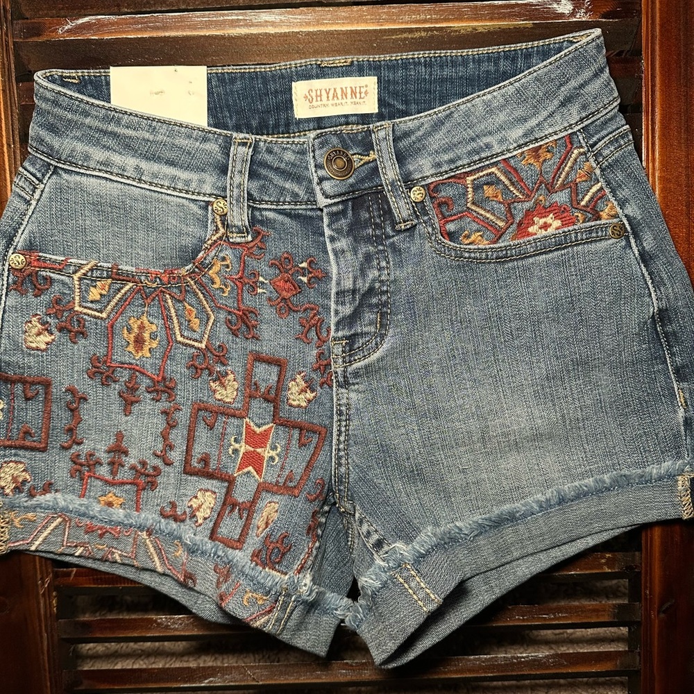 Embroidered denim shorts✨